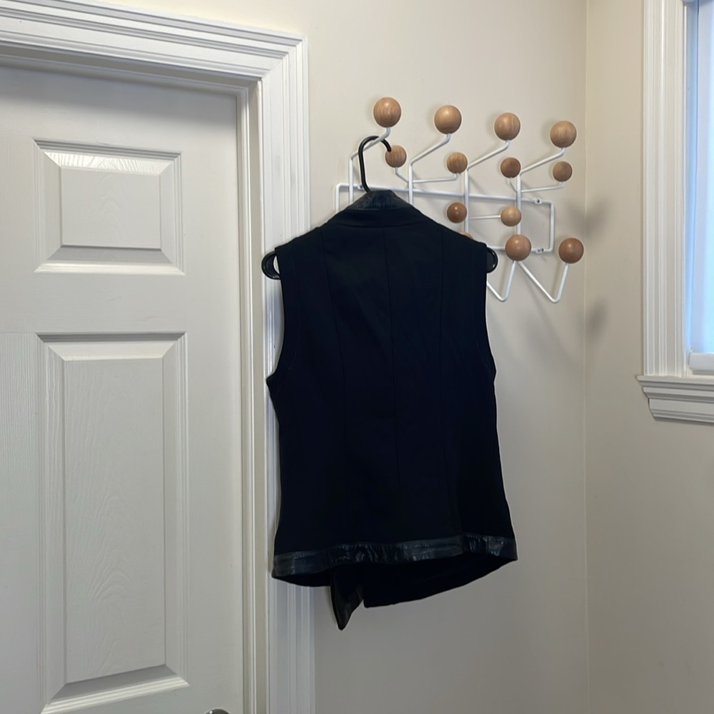 Danier Greta Constantine Skin - Classic Leather Vest - Small - Picture 7 of 11